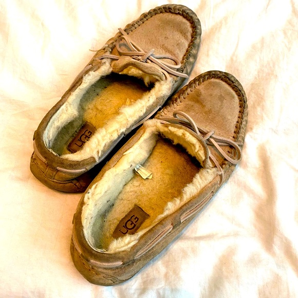 UGG Dakota indoor fashion slippers size 9 women’s - Picture 2 of 6